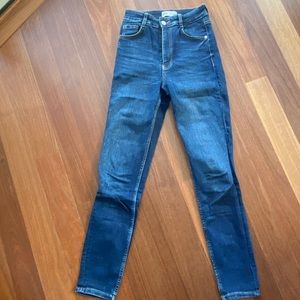 SOLD: ZARA SKINNY JEANS